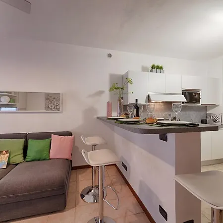 Modern Lakefront 1-bedroom Аккуазериа