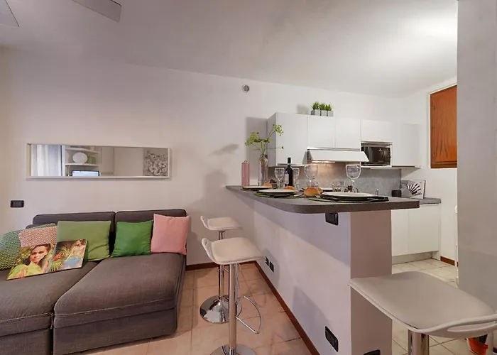 Modern Lakefront 1-bedroom Аккуазериа