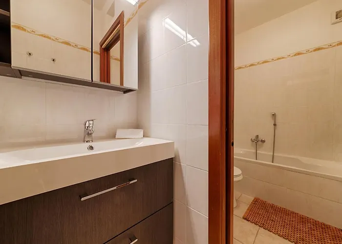 Modern Lakefront 1-bedroom Апартаменты Аккуазериа