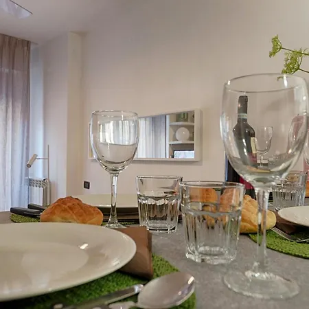 Modern Lakefront 1-bedroom Apartment
