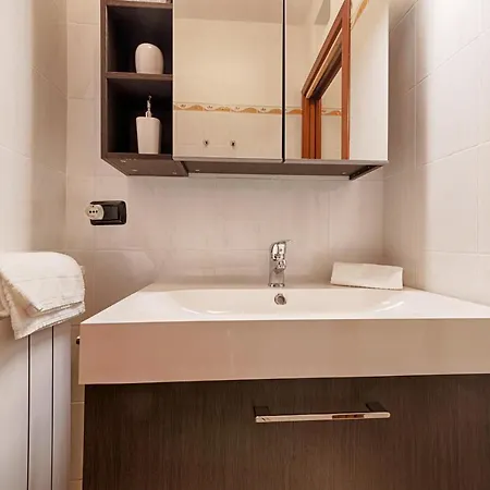 Modern Lakefront 1-bedroom Apartment *