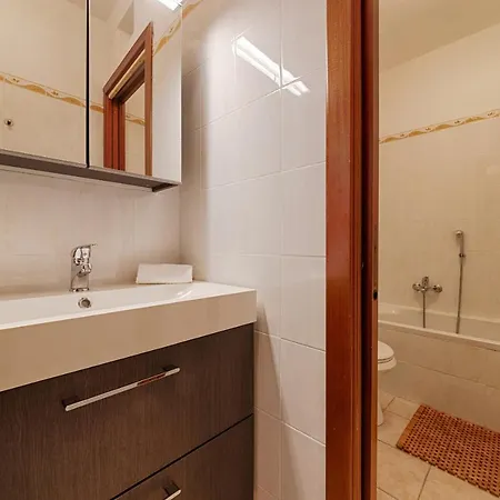 Modern Lakefront 1-bedroom Apartment Acquaseria