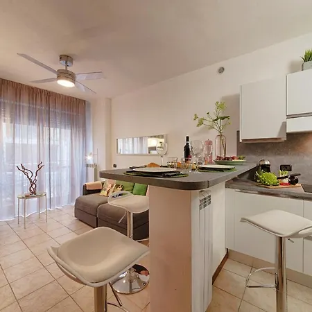 Modern Lakefront 1-bedroom Apartment